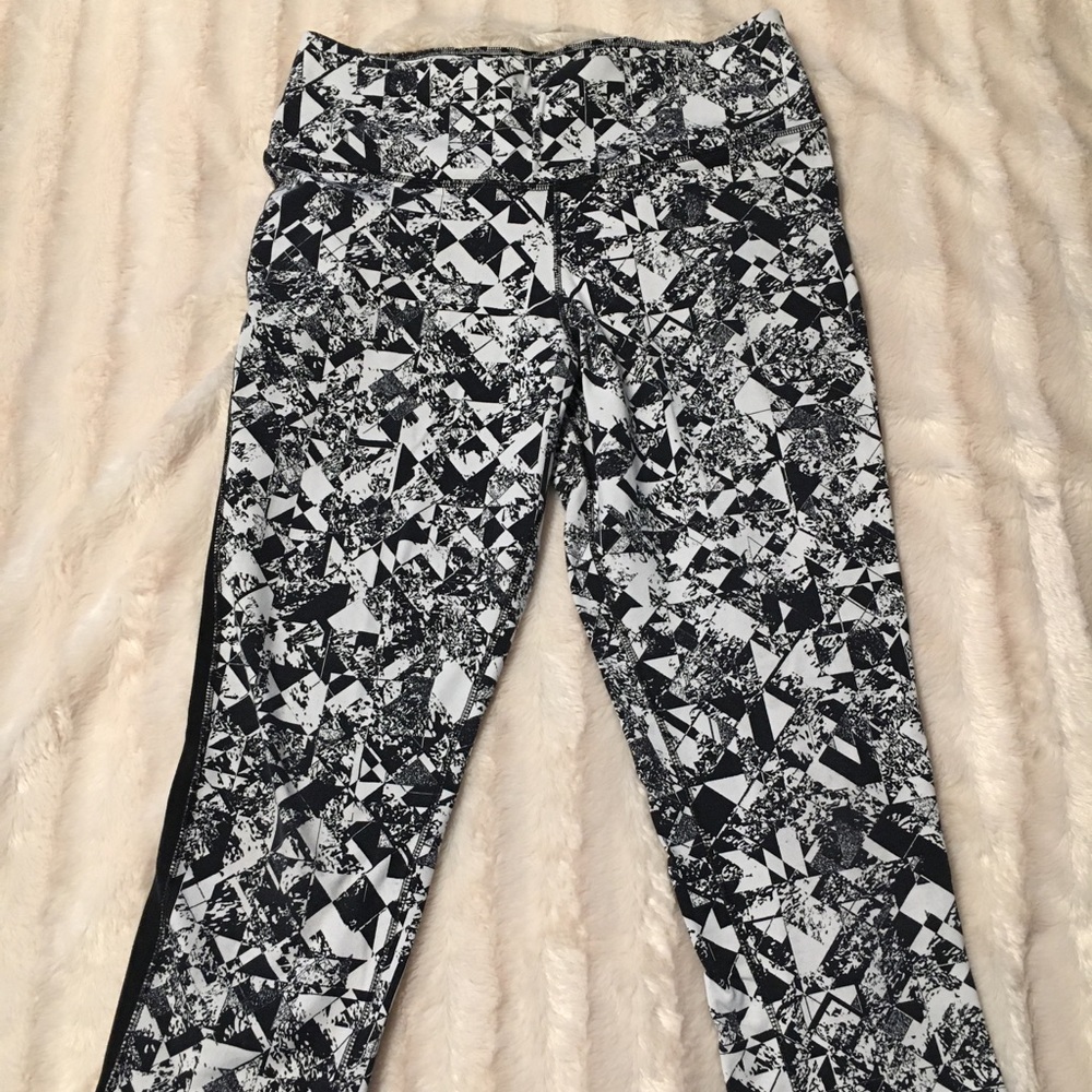 💜 3/$25 Nike black and white print cropped leggings